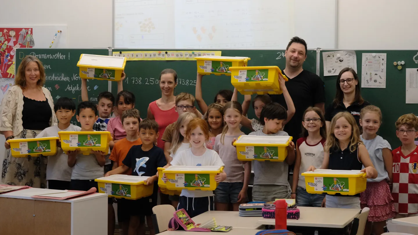 Schüler mit LEGO SPIKE Essential-Sets