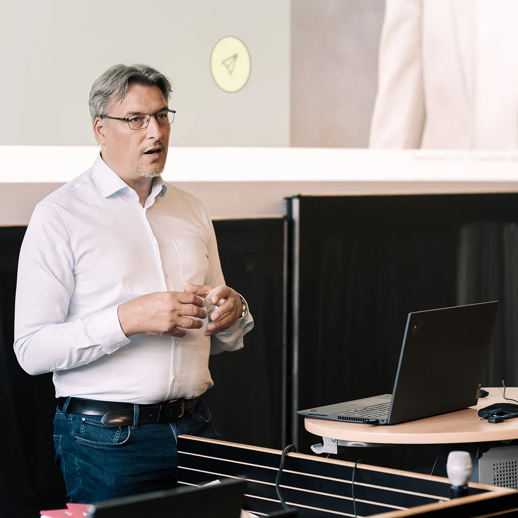 Dr. Ralf Rabätje during his presentation at the graduation ceremony for the IT Project and Process Management program
