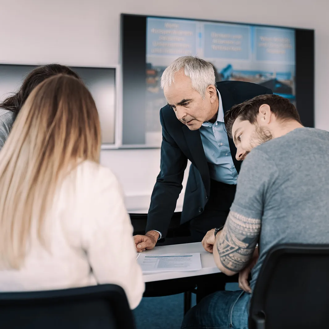 Prof. Dr. Clemens Espe with students during a lecture