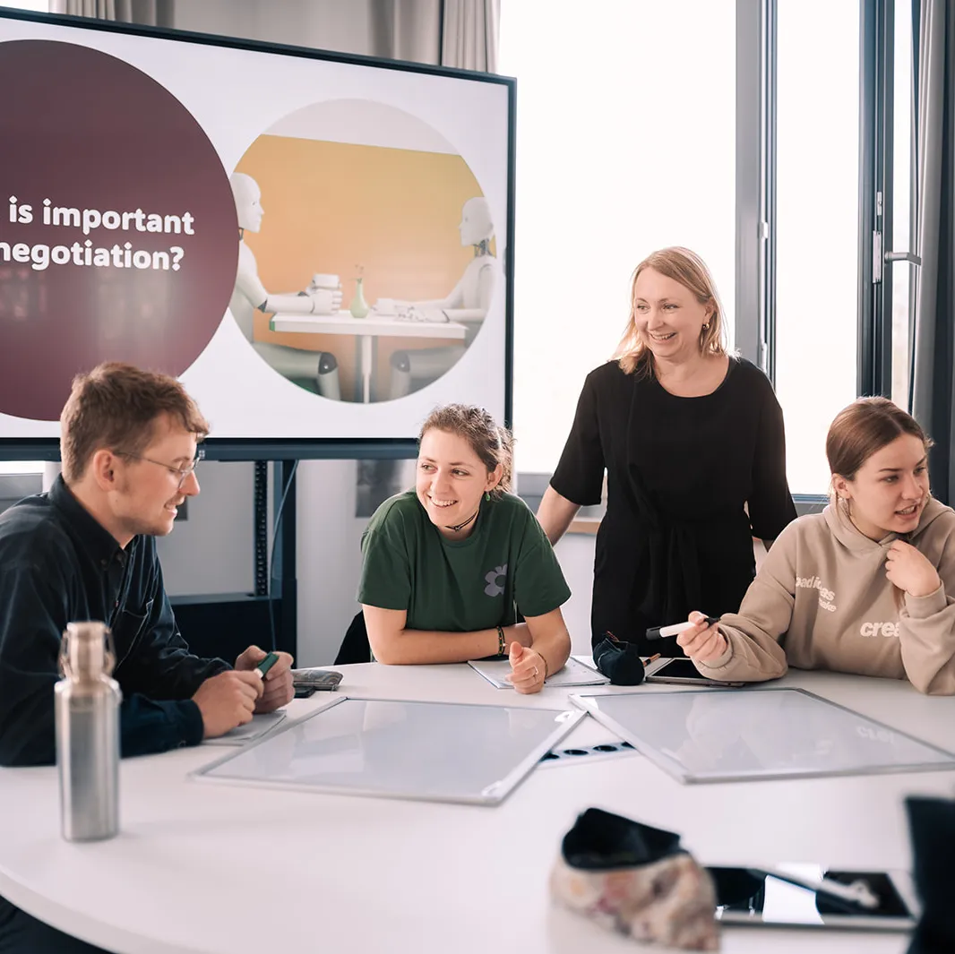 Studierende in der Gruppenarbeit im Englisch-Seminar