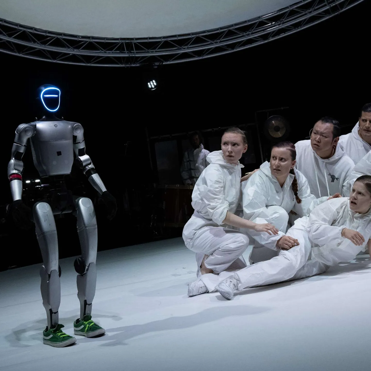Der humanoide Roboter der THA mit Sängerinnen und Sängern auf der Bühne
