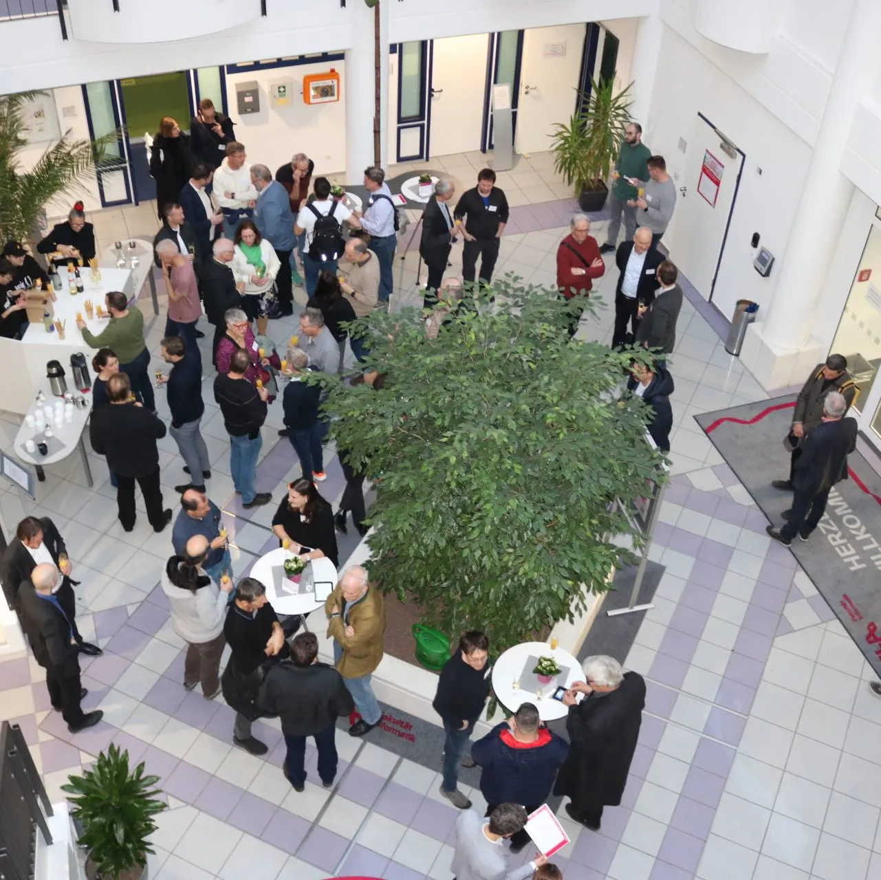 Alumni im Foyer des J-Gebäudes beim ALUMNI MEET-and-GREET @ THA Informatik
