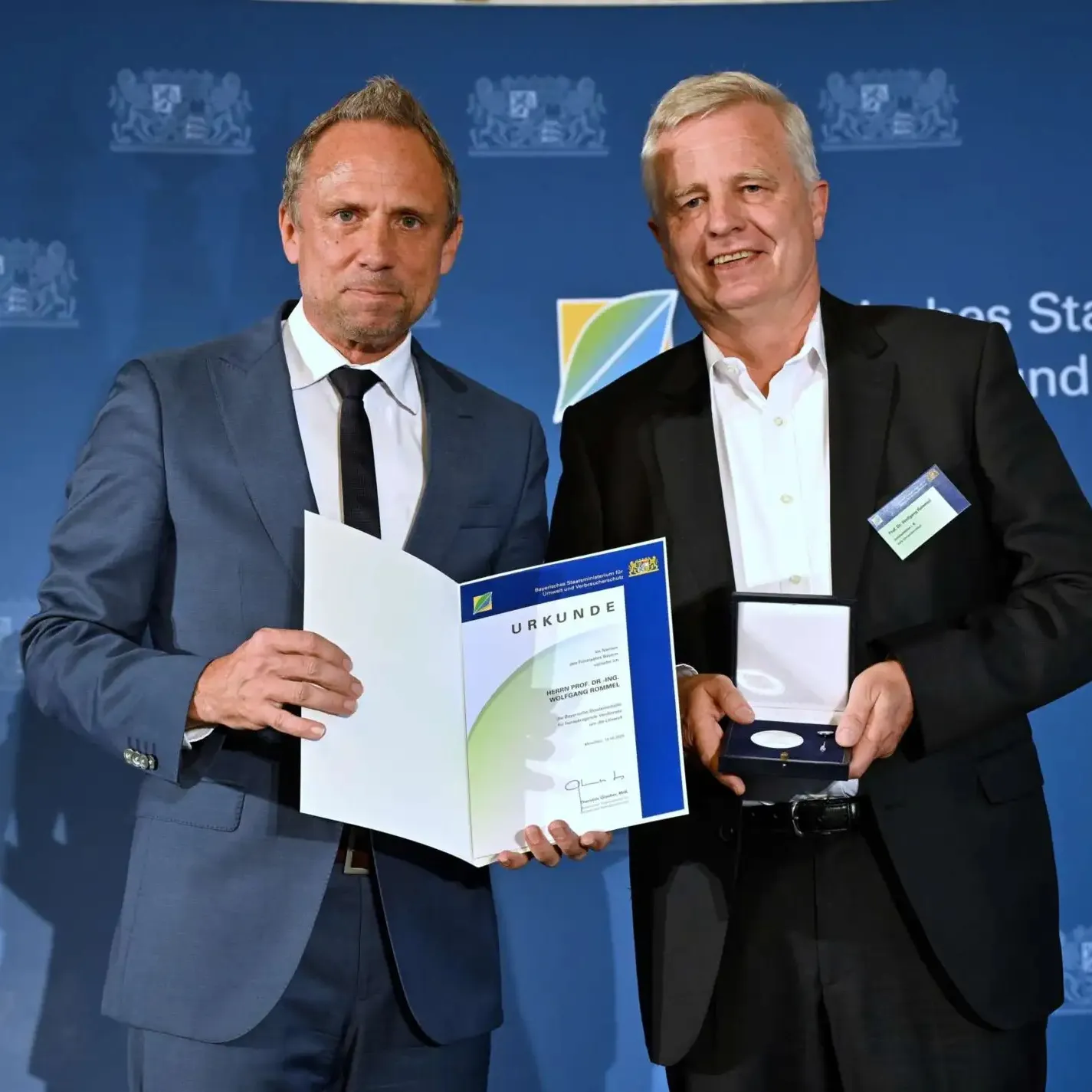 Zwei Personen bei einer Preisverleihung