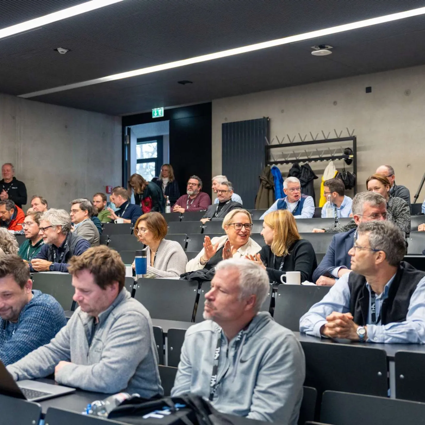 Blick in den gefüllten Hörsaal während eines Vortrags