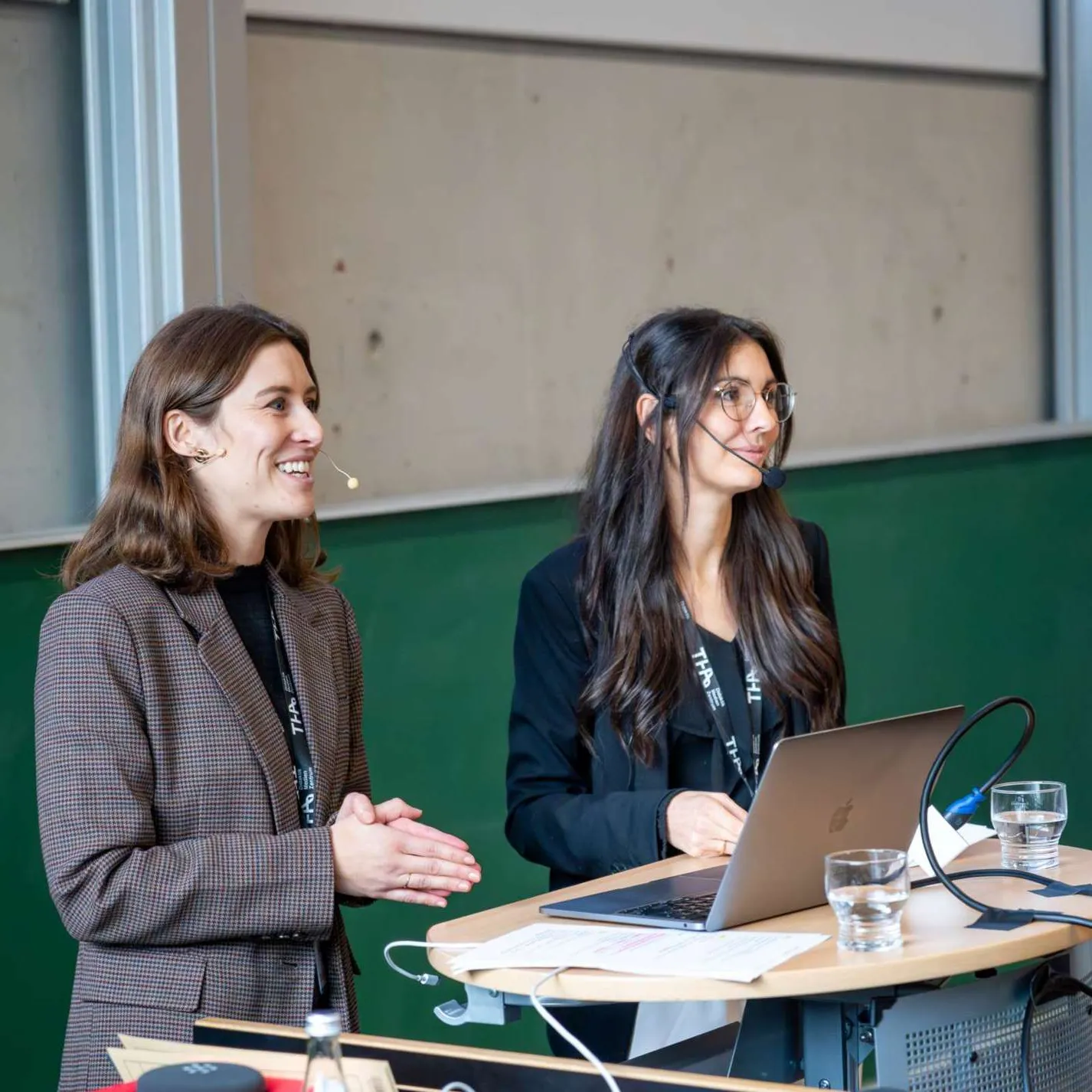 Lena Wagner und Bianca Fasel bei ihrem gemeinsamen Vortrag
