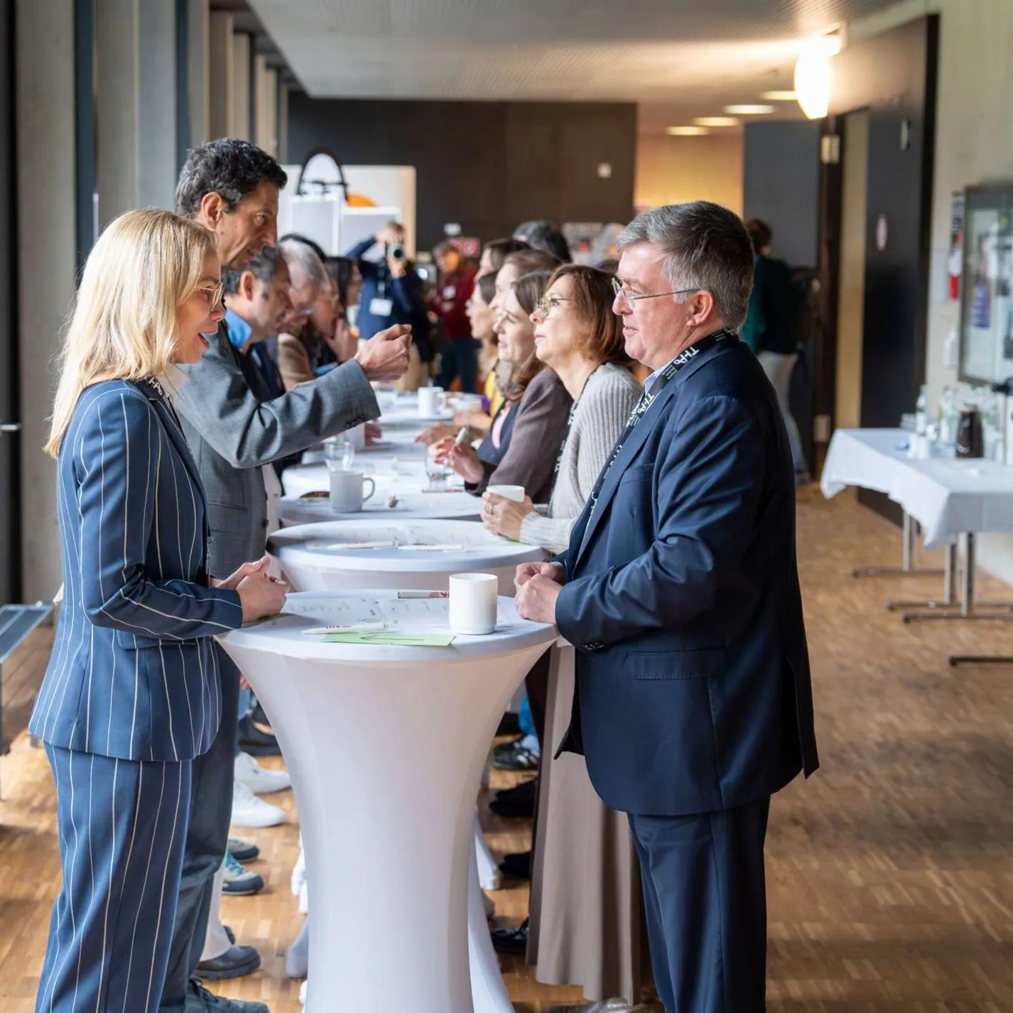 Zwei Lehrende im Gespräch beim Speeddating