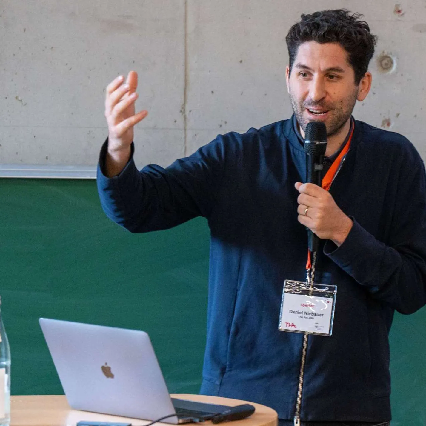 Prof. Dr. Daniel Niebauer beim Vortrag