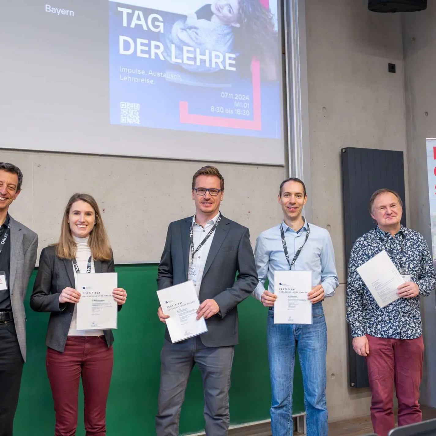 Prof. Dr. László Kovács mit den vier Lehrenden der THA und ihren Zertifikaten