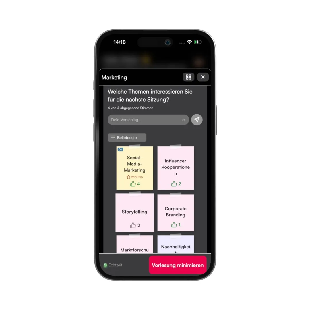 Smartphone zeigt Themenkarten von Studierenden mit Like-Zählern