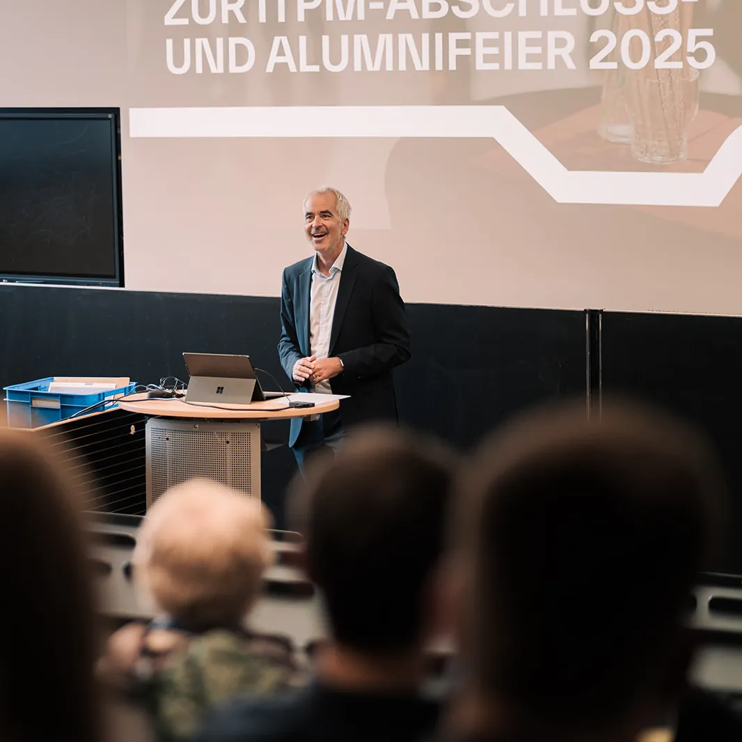 Prof. Dr. Clemens Espe welcomes guests to the 2025 graduation ceremony for the IT Project and Process Management program