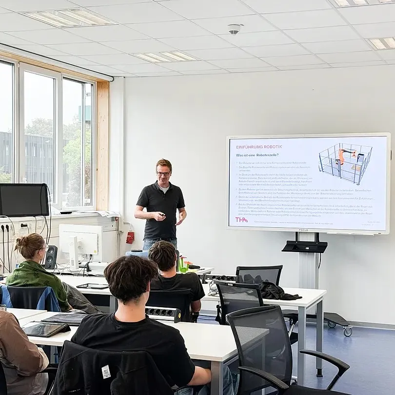 Professor lehrt Studierende