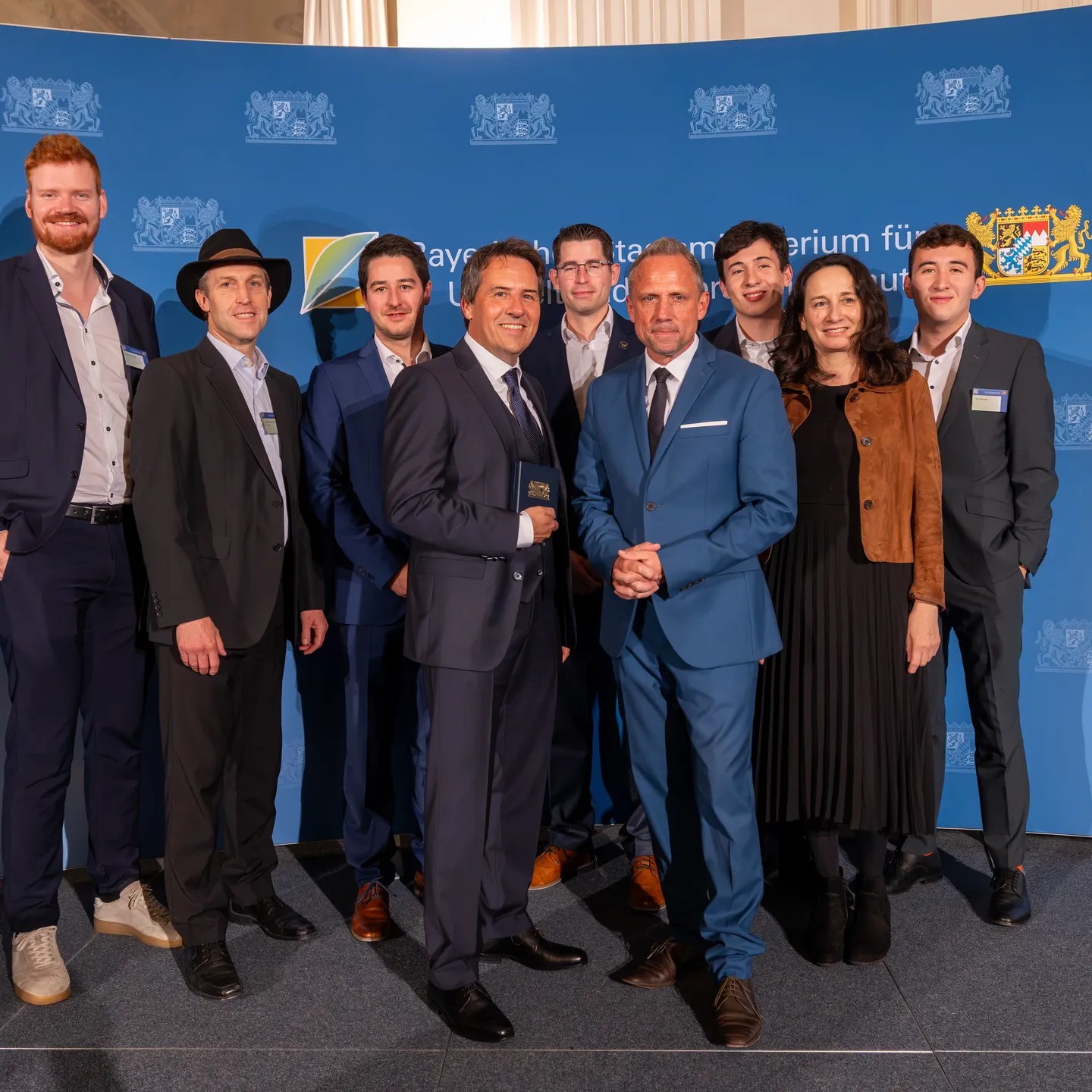 Andreas Augustin, Prof. Dr.- Ing. Florian Hörmann (THA), Nico Knöferl (Schweiger Straßenbau GmbH), Christian Schweiger (Schweiger Straßenbau GmbH), Johannes Jung (Benninghoven Wirtgen Group), Staatsminister Thorsten Glauber, MdL, Leon Schweiger (Nature Loop Energy GmbH & Co. KG), Sandra Schweiger, Jona Schweiger
