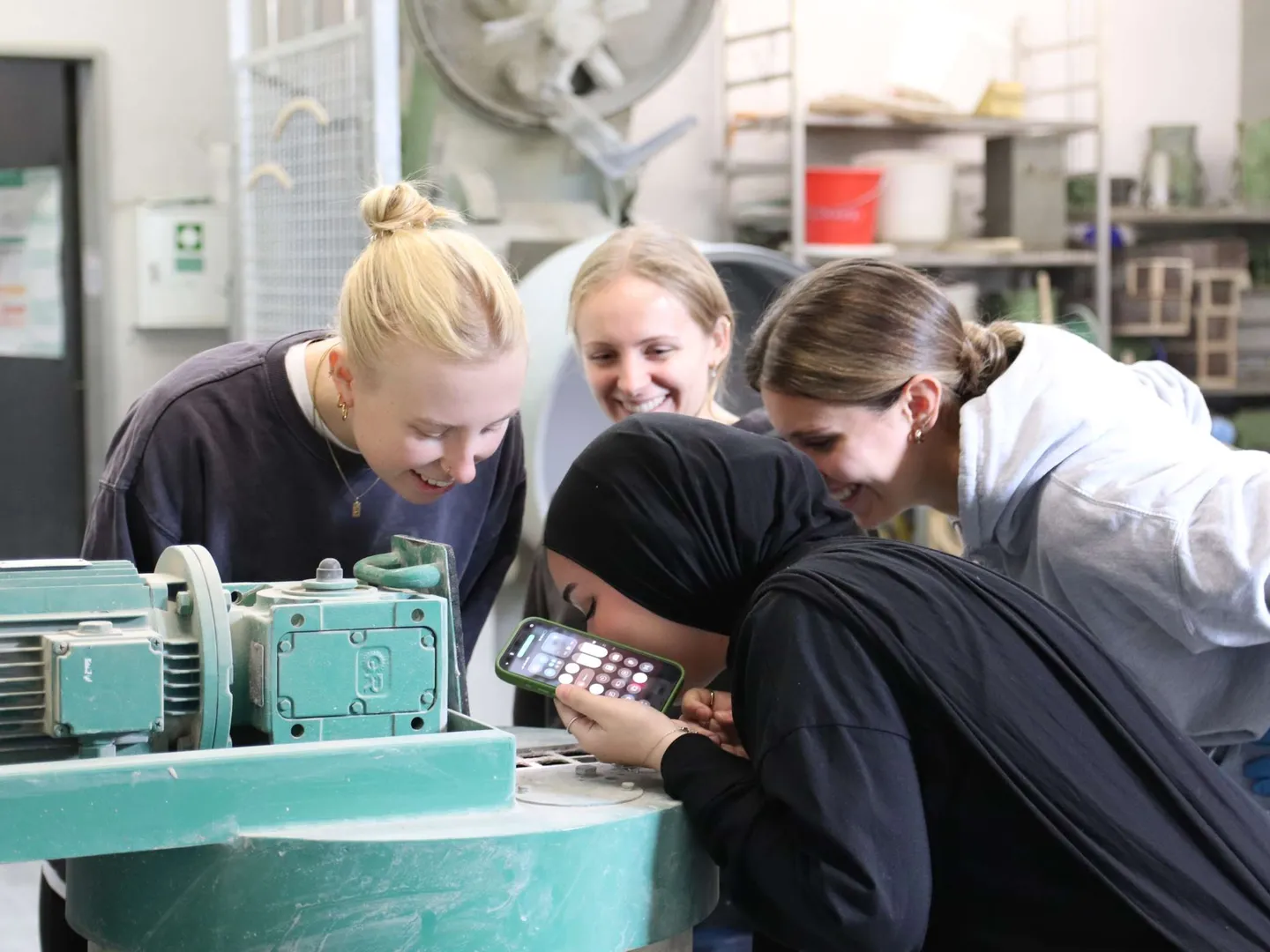 Studentinnen mischen Beton an