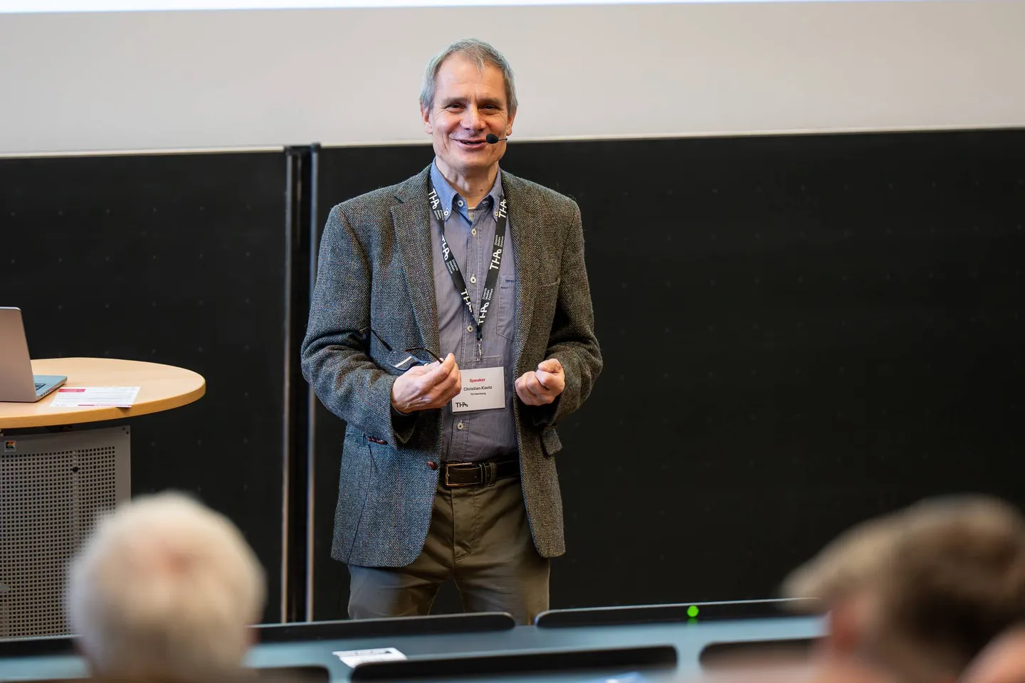 Prof. Dr. Christian Kautz spricht frei vor dem Publikum im Hörsaal