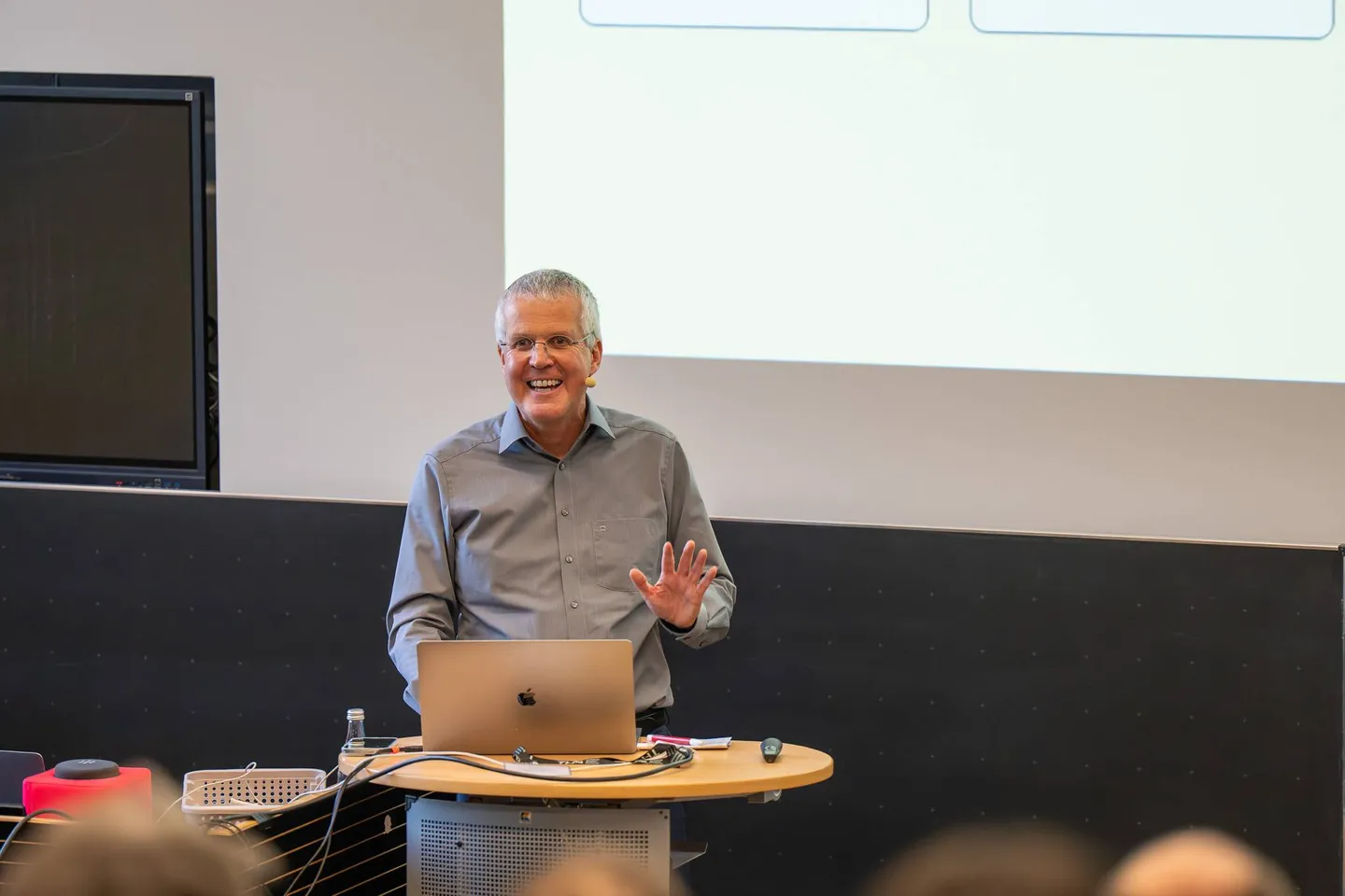 Prof. Dr. Jörg Wendorff spricht an einem Stehpult vor der Präsentationsleinwand