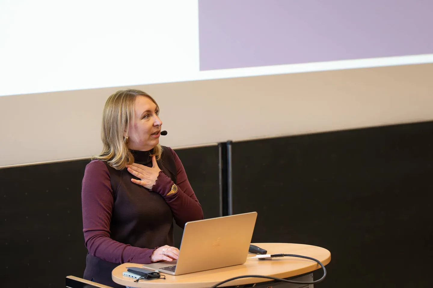 Prof. Dr. Svea Schauffler spricht mit Headset-Mikrofon neben ihrem Laptop
