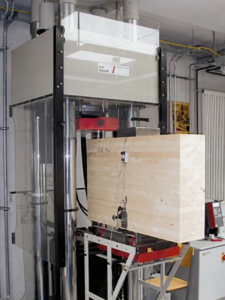 Druckversuch an einem BSH-Bauteil mit Vollgewindeschrauben als Querdruckverstärkung