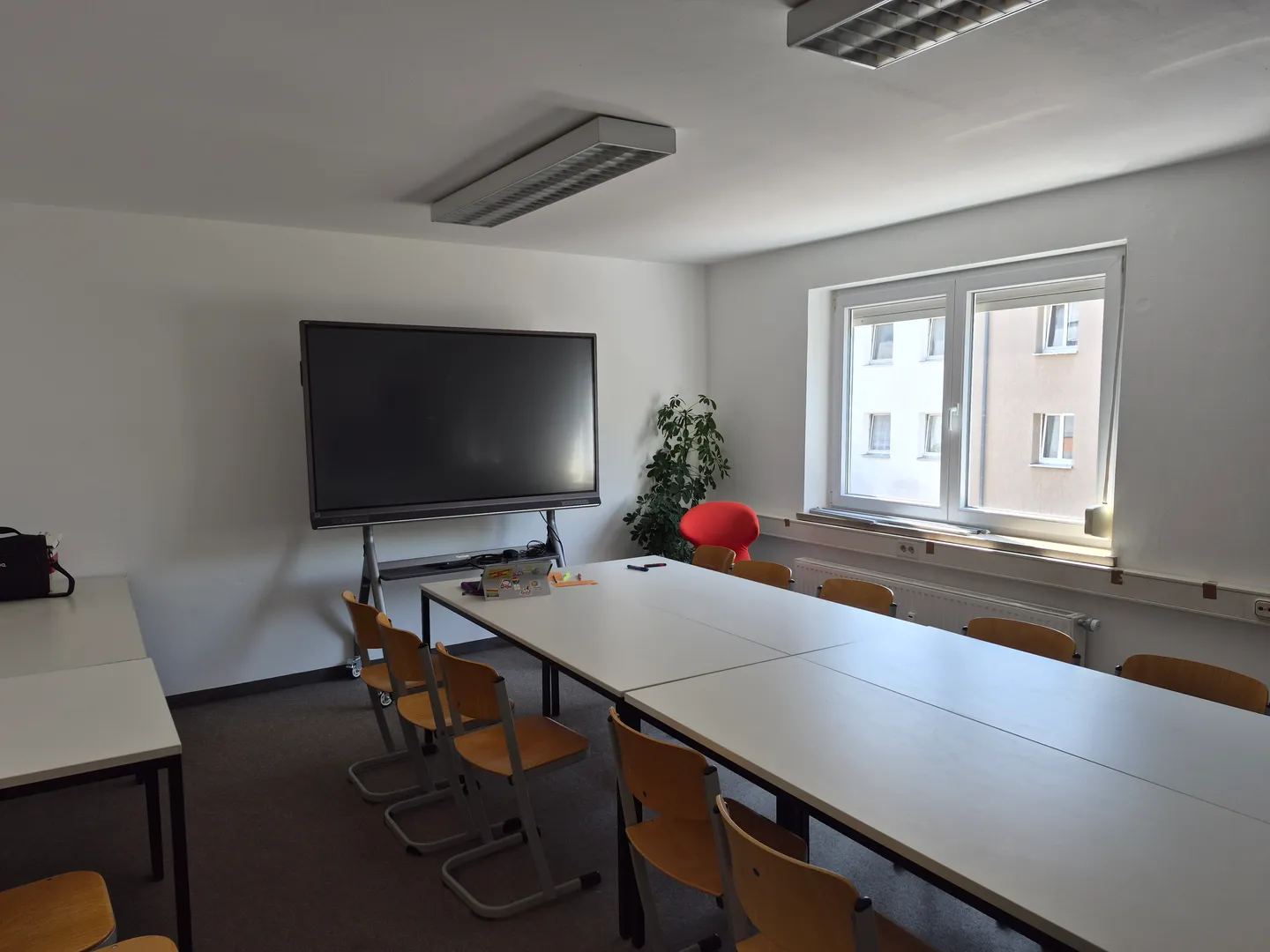 Reflexionsraum N2.06 mit Bildschirm