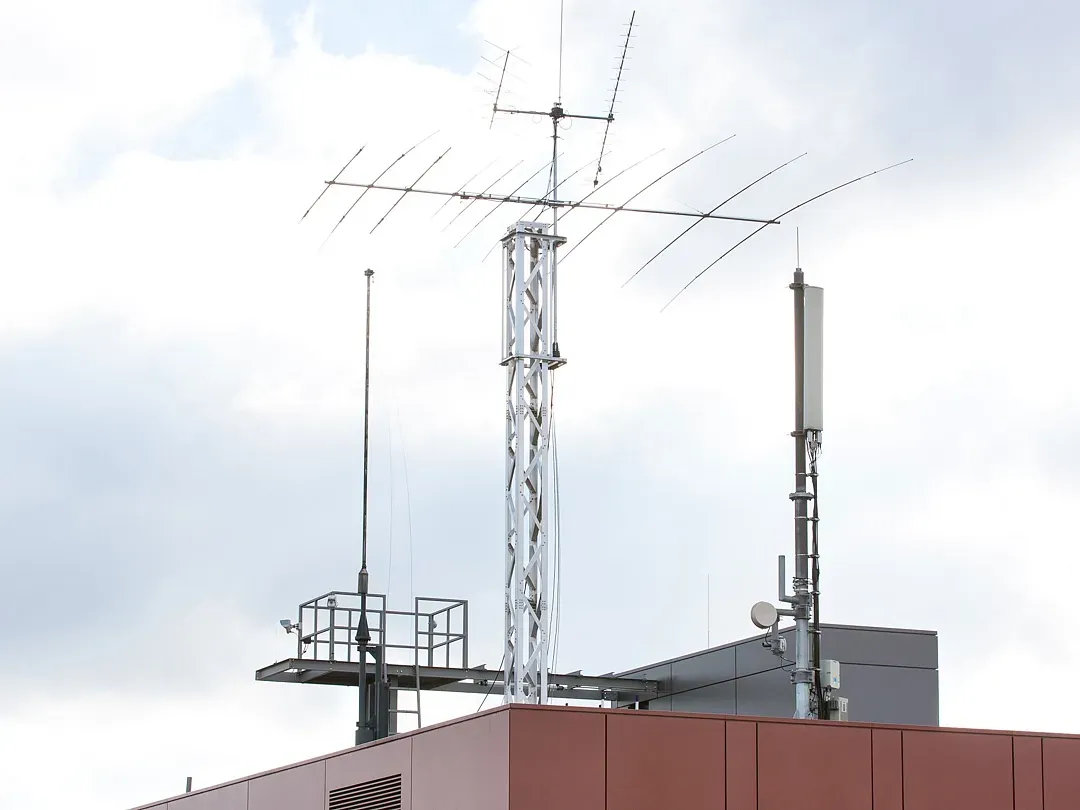 Antenne auf dem Dach der Fakultät Elektrotechnik