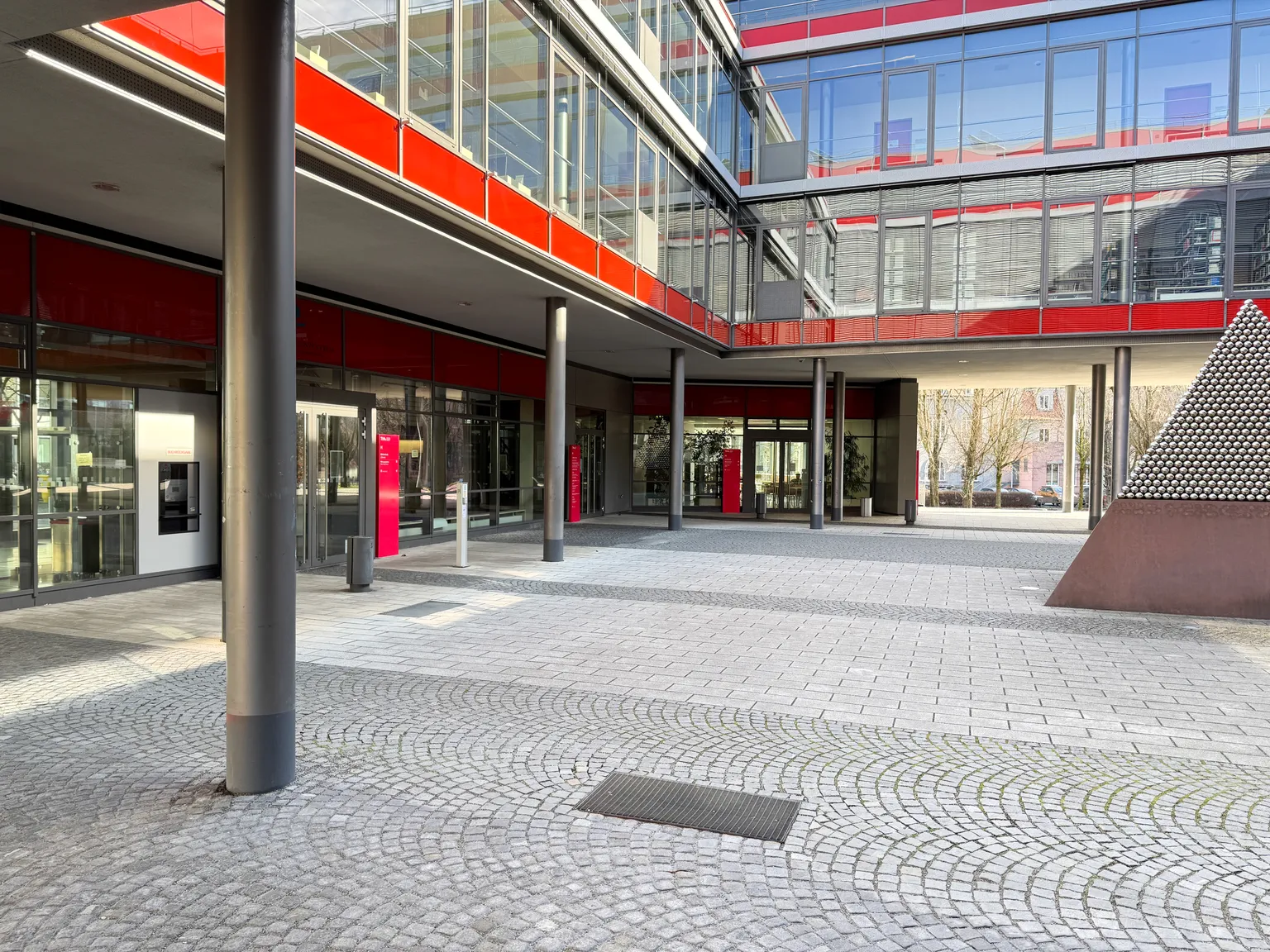Eingangsbereich der Technischen Hochschule Augsburg mit gläserner Pyramide