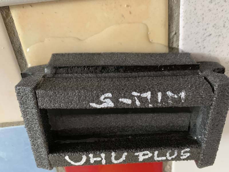 uhu_plus_water.jpg uhu_plus_water.jpg