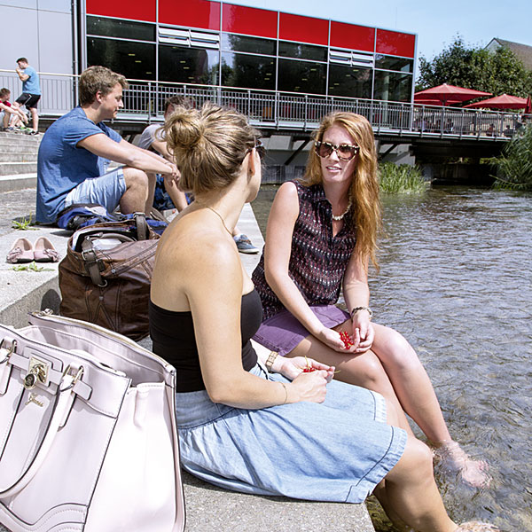 Studentinnen am Brunnenlech. / Foto: Christina Bleier Studentinnen am Brunnenlech. / Foto: Christina Bleier