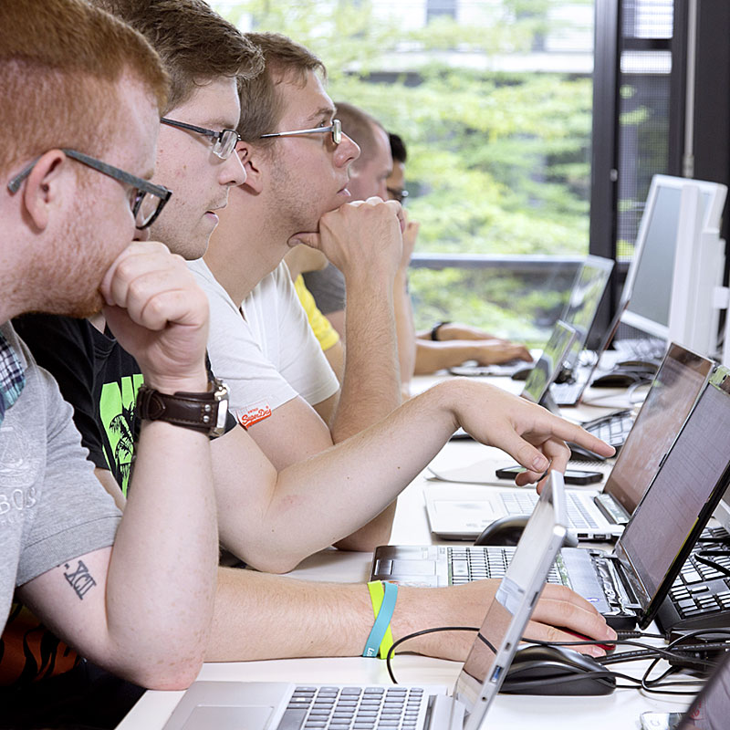 Studierende an Rechnern. / Foto: Christina Bleier Studierende an Rechnern. / Foto: Christina Bleier