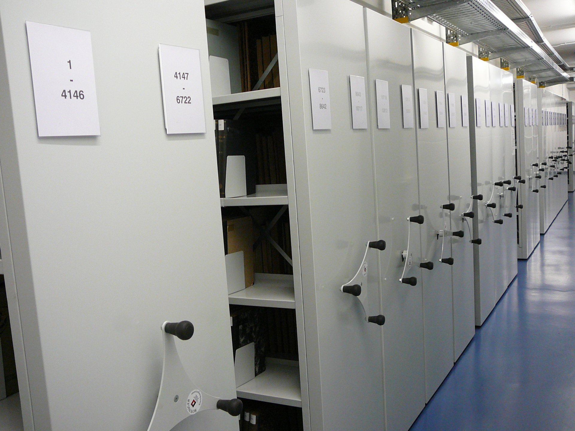 Kompaktmagazin im Keller der Bibliothek Kompaktmagazin im Keller der Bibliothek