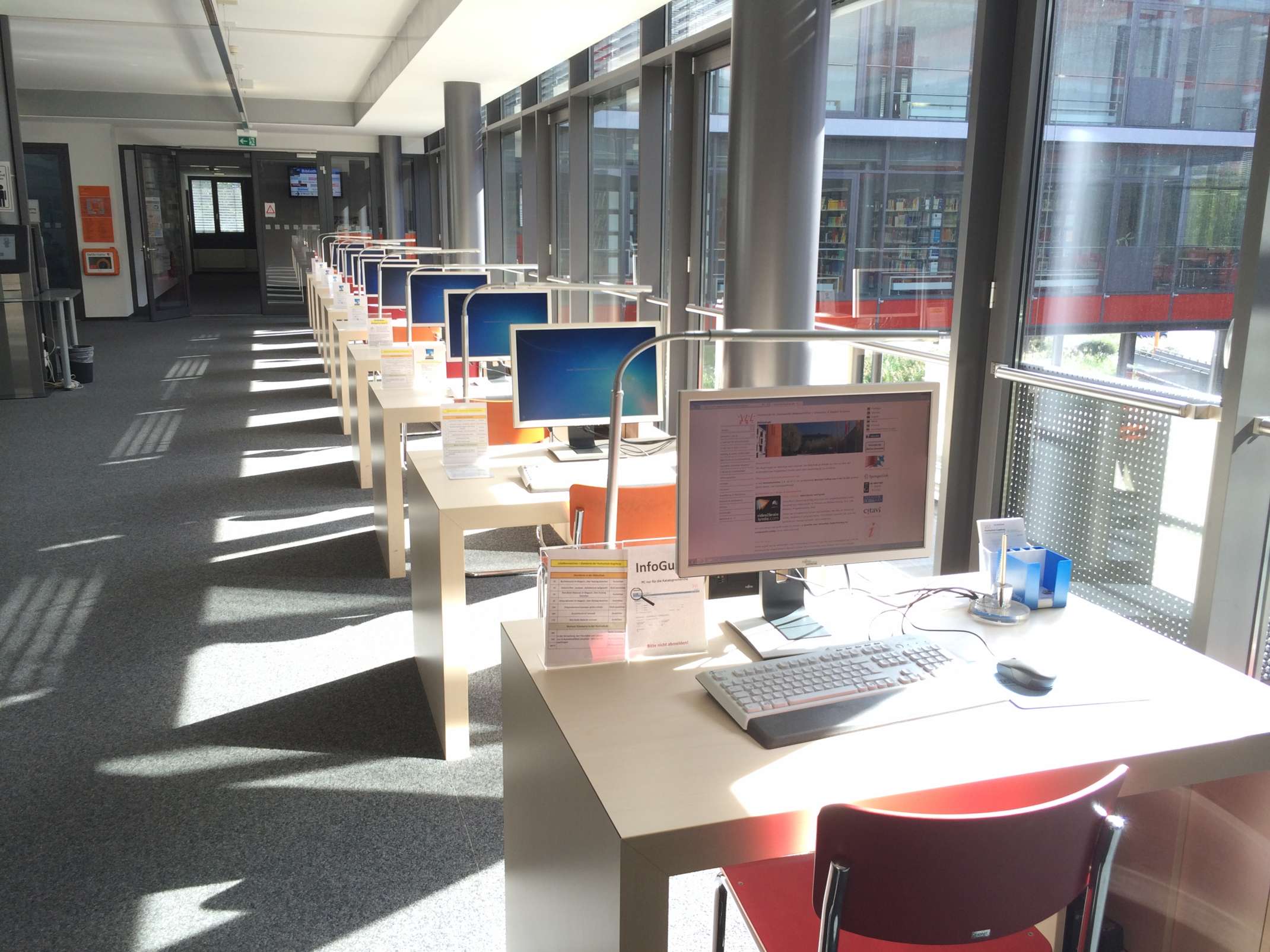 Bibliothek mit PC-Arbeitsplätzen Bibliothek mit PC-Arbeitsplätzen