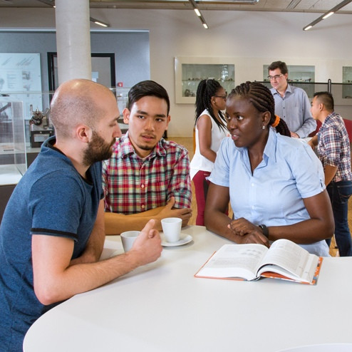 Fröhliche Studierende Fröhliche Studierende
