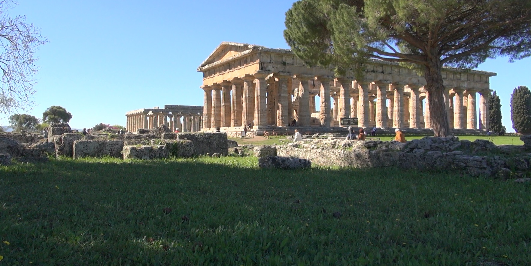 Poseidontempel mit Basilika im Hintergrund von NO