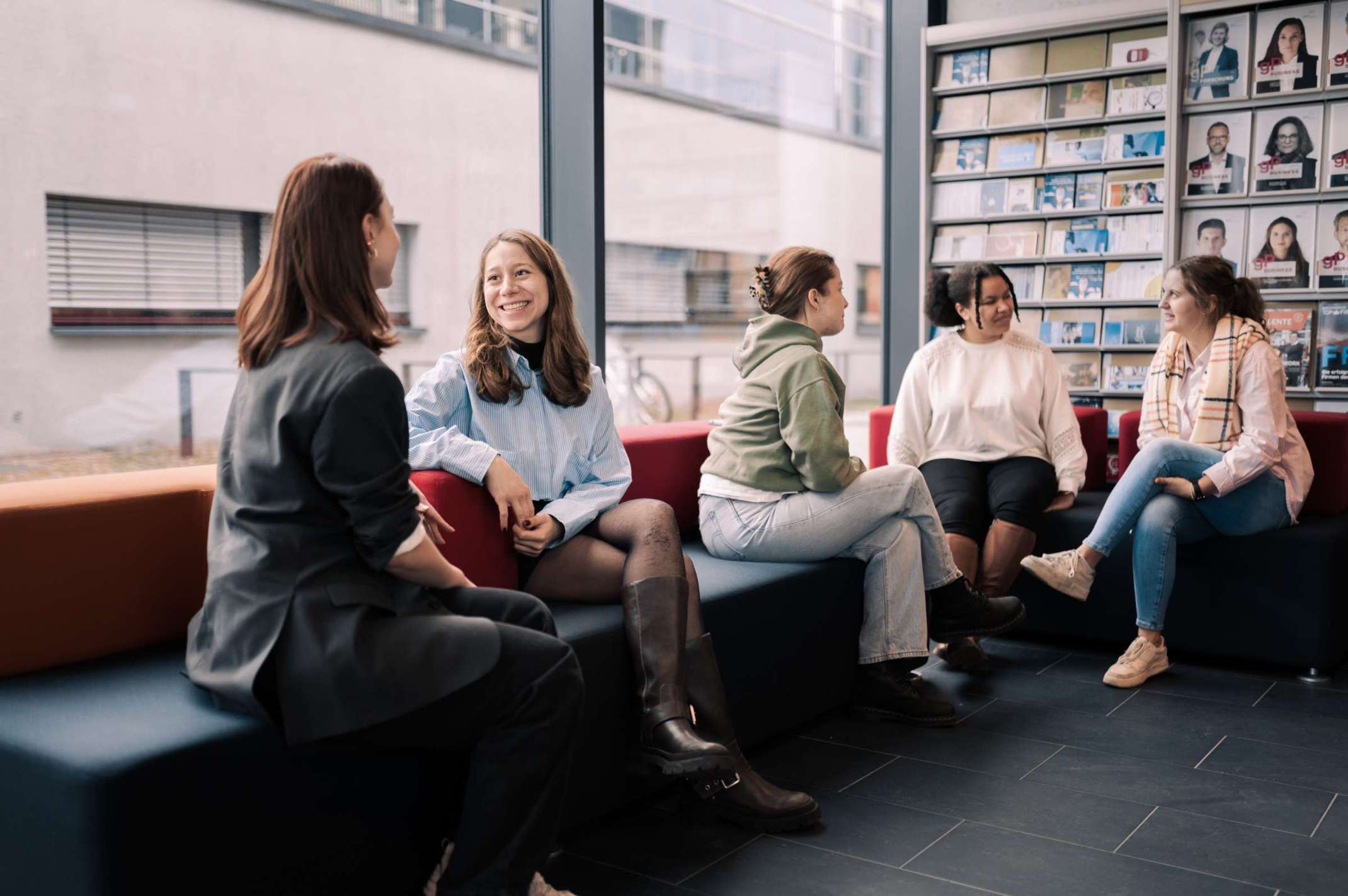Studierende auf dem Campus am Roten Tor. Foto: Christina Bleier. Studierende auf dem Campus am Roten Tor. Foto: Christina Bleier.