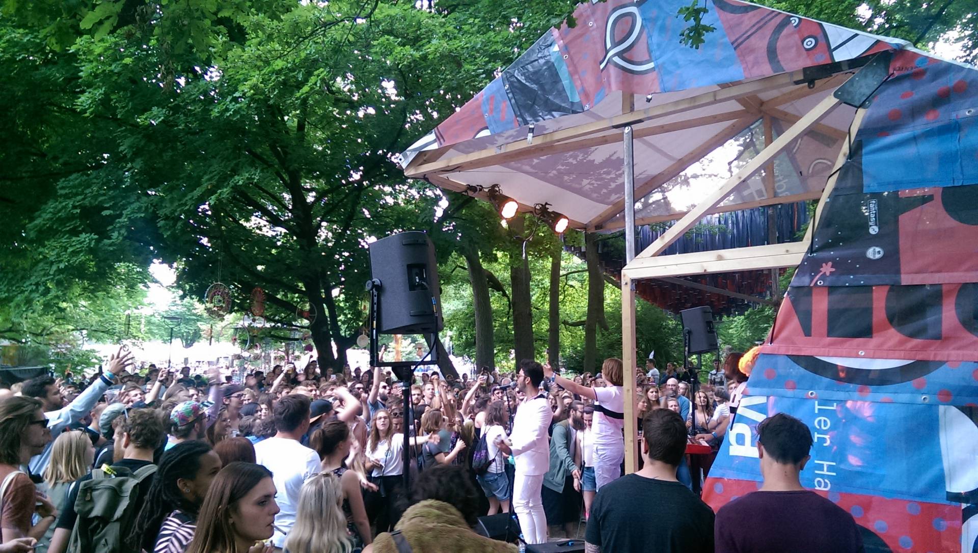 Die klUP!box als "Waldbühne" während des Modular-Festivals: Auftritt "Roy Bianco & Die Abbrunzati Boys"