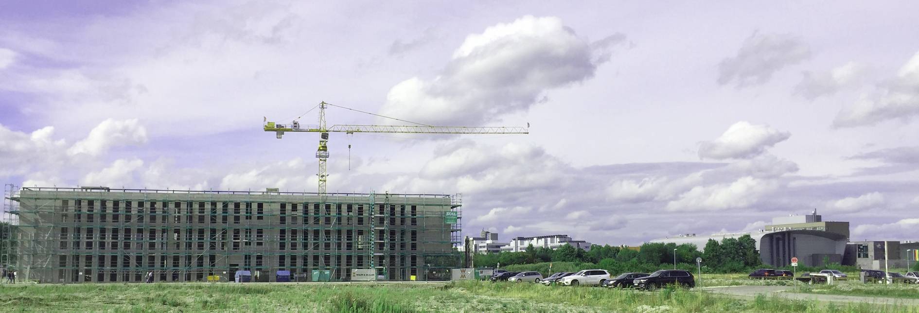 In nur zehn Monaten nach der Grundsteinlegung zur Richtfestreife gediehen: der MRM-Rohbau am Südrand des Augsburger Universitätscampus.  © Universität Augsburg/KPP