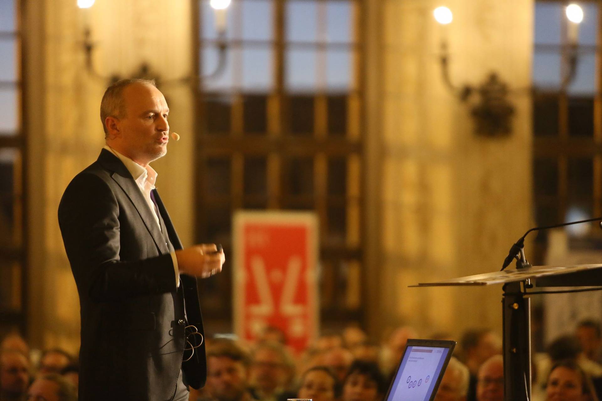 Prof. Dr. Gordon Thomas Rohrmair. Bildquelle: Regio Augsburg Wirtschaft GmbH Prof. Dr. Gordon Thomas Rohrmair. Bildquelle: Regio Augsburg Wirtschaft GmbH