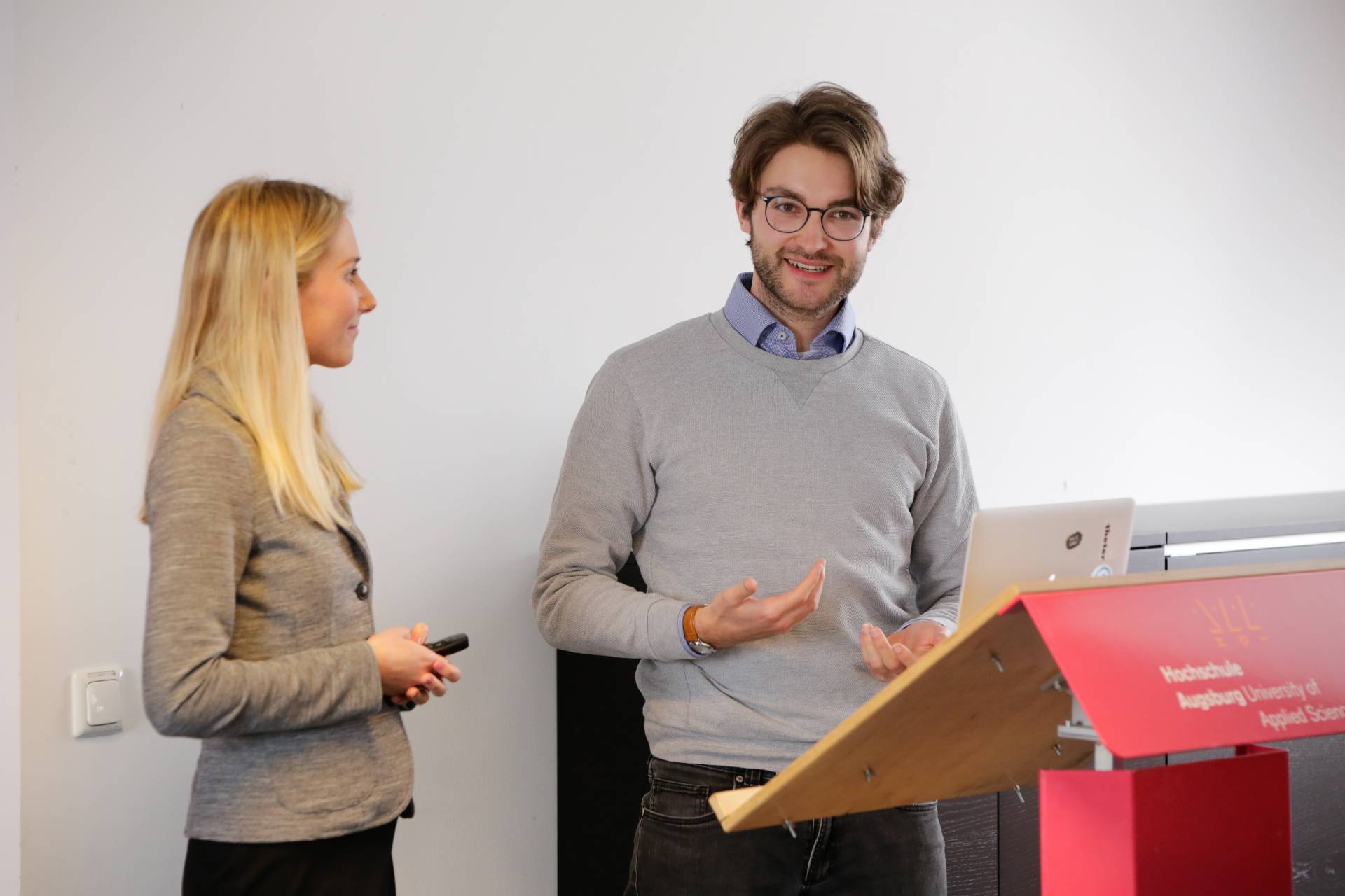 Crispin Deppe stellt mit Anja Matzke die Schulbesuche mit dem Schülermobil im Rahmen der Initiative Junge Forscherinnen und Forscher e.V. vor. Crispin Deppe stellt mit Anja Matzke die Schulbesuche mit dem Schülermobil im Rahmen der Initiative Junge Forscherinnen und Forscher e.V. vor.