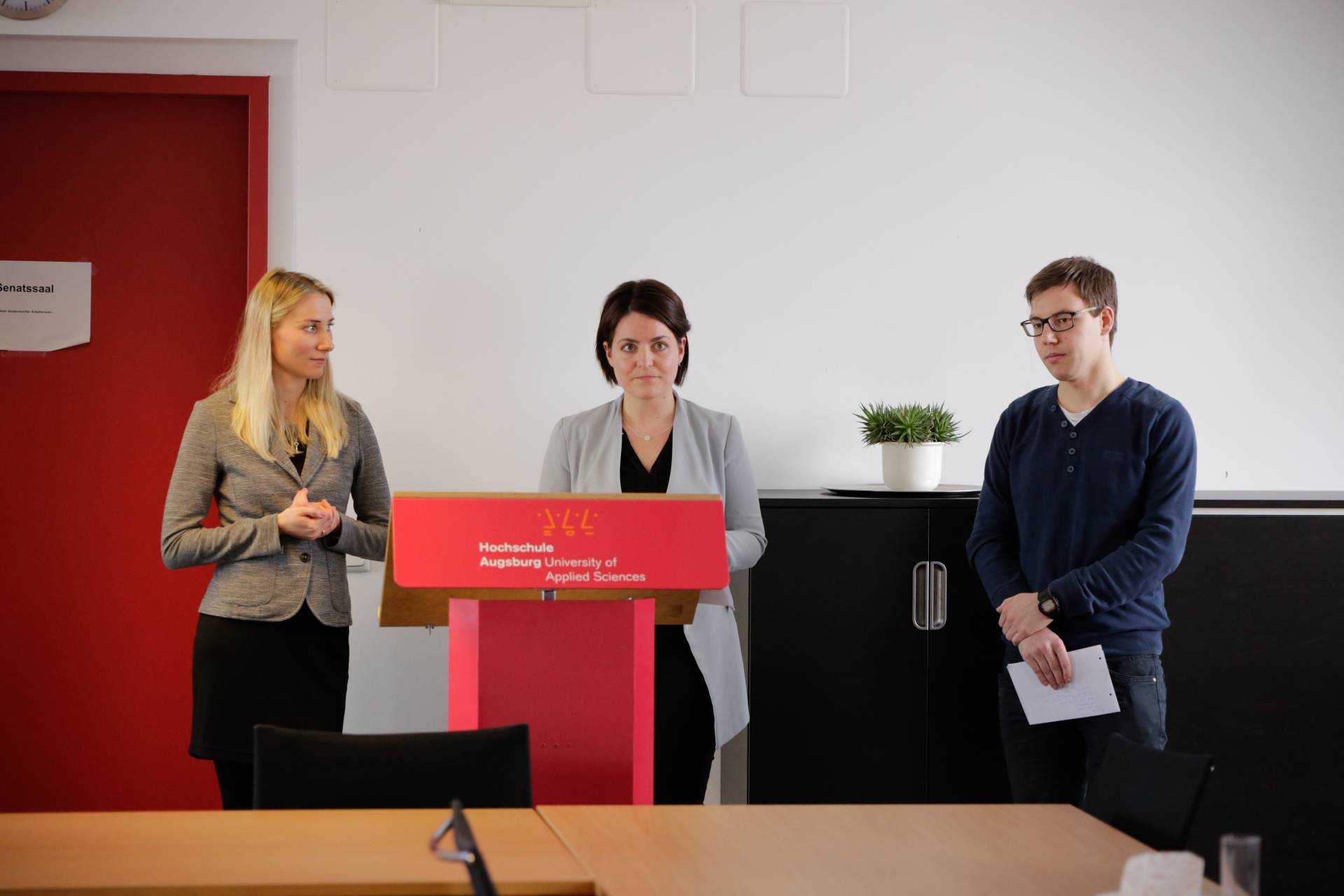 Tutorin Karina Maria Meyer (mitte) und Tutor Stephan Wenhart schildern ihre Erfahrungen mit dem offenen MINT-Lernraum. Tutorin Karina Maria Meyer (mitte) und Tutor Stephan Wenhart schildern ihre Erfahrungen mit dem offenen MINT-Lernraum.