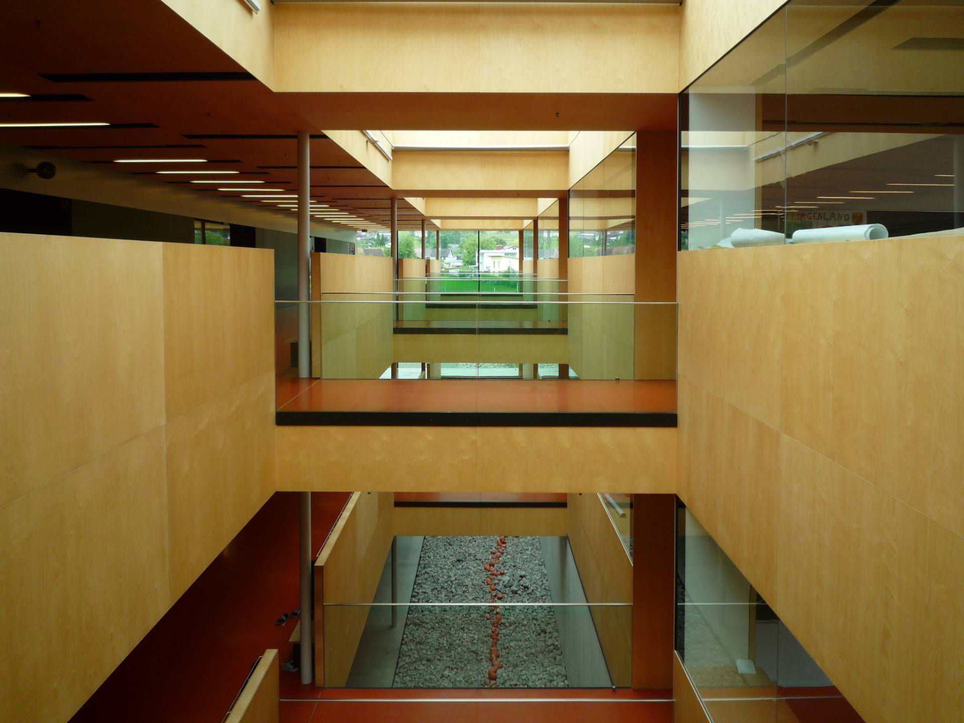 Lichthof in der Hauptschule Klaus (Arch.: D. Untertrifaller) (Foto: J. Müller) Lichthof in der Hauptschule Klaus (Arch.: D. Untertrifaller) (Foto: J. Müller)