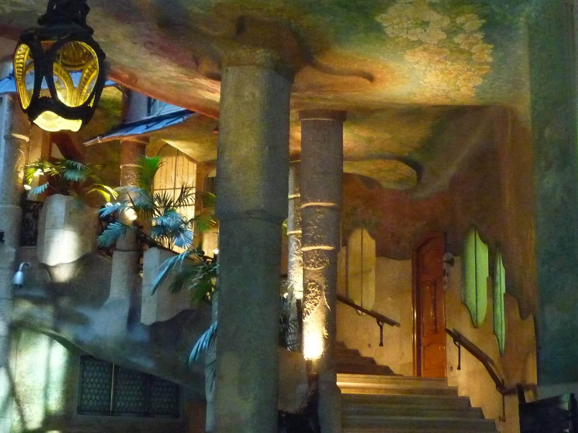 Casa Mila: Hauptwerk von Antonio Gaudi, schon damals mit Konzeption einer natürlichen Durchlüftung und Veränderbarkeit der Wohnungswände (Foto: J. Müller) Casa Mila: Hauptwerk von Antonio Gaudi, schon damals mit Konzeption einer natürlichen Durchlüftung und Veränderbarkeit der Wohnungswände (Foto: J. Müller)