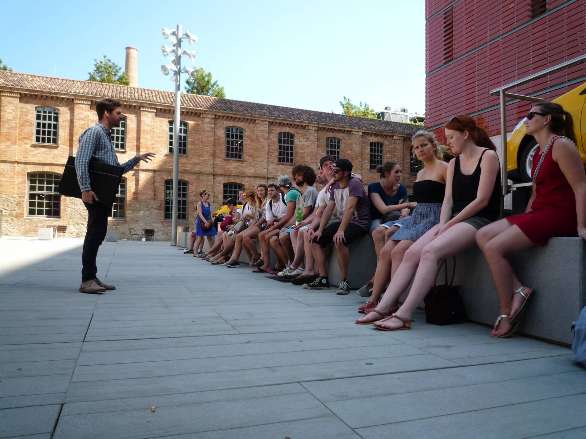 Historischer Bestand und moderne Ergänzungen: Führung durch den UPF Campus de la Comunicació Poblenou, Rovira & Ortiz 2008 (Foto: J. Müller) Historischer Bestand und moderne Ergänzungen: Führung durch den UPF Campus de la Comunicació Poblenou, Rovira & Ortiz 2008 (Foto: J. Müller)