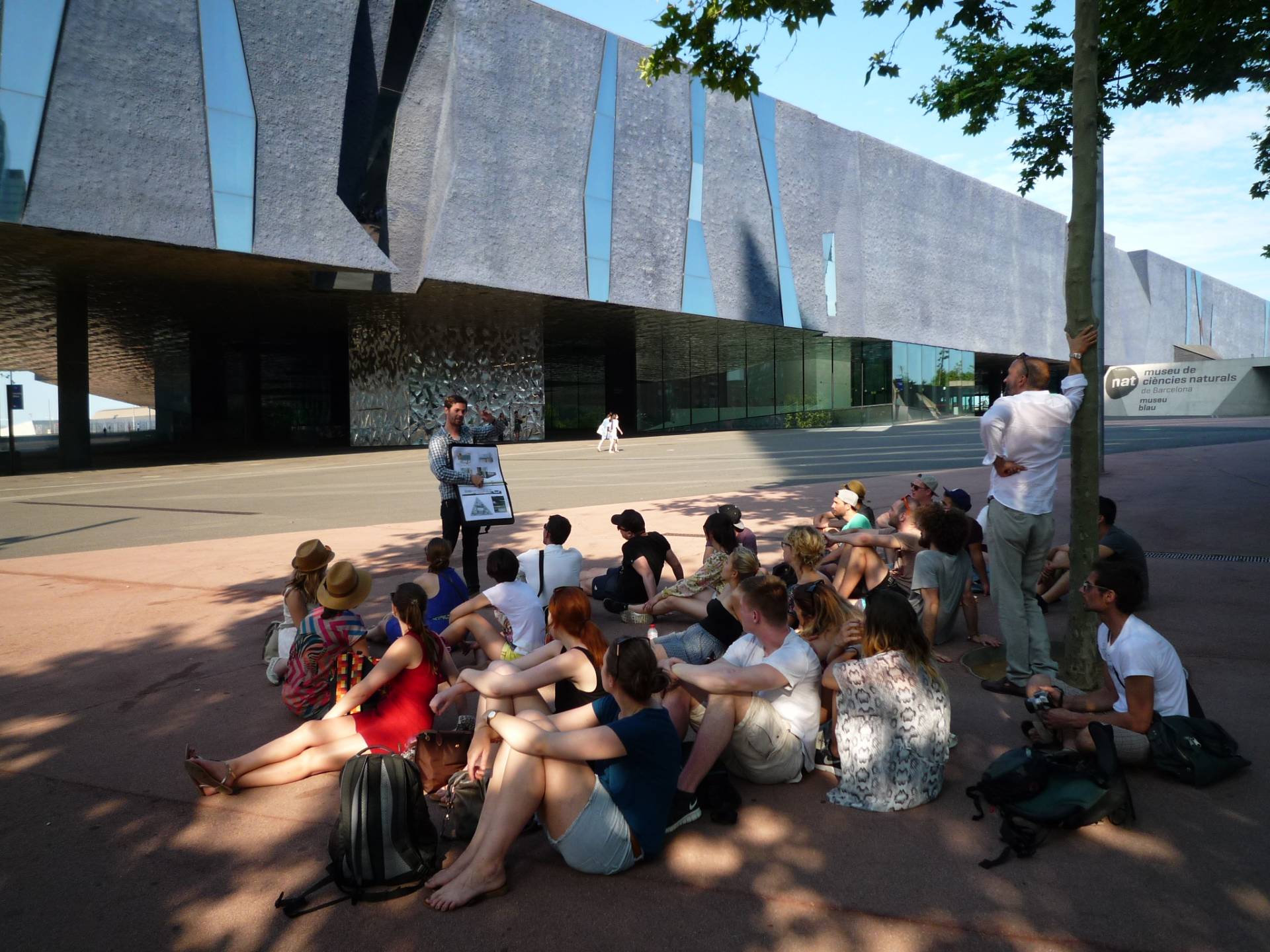 Schwebender Körper: Das Kulturforum 2004 am meerseitigen Ende der berühmten Avenida Diagonal, Herzog & de Meuron (Foto: J. Müller) Schwebender Körper: Das Kulturforum 2004 am meerseitigen Ende der berühmten Avenida Diagonal, Herzog & de Meuron (Foto: J. Müller)