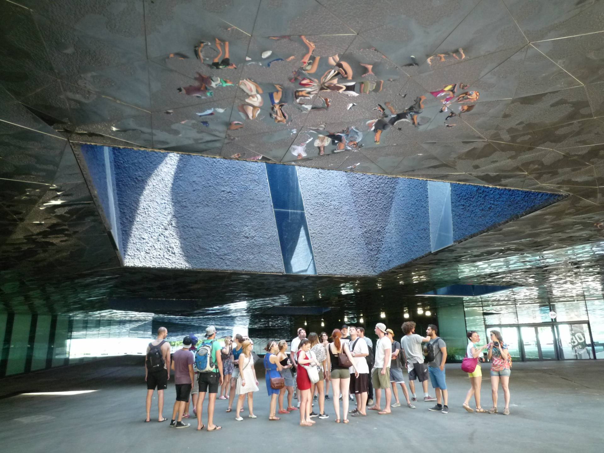 Spiegelnde Edelstahl-Platten am KulturForum 2004, Herzog & de Meuron (Foto: J. Müller) Spiegelnde Edelstahl-Platten am KulturForum 2004, Herzog & de Meuron (Foto: J. Müller)