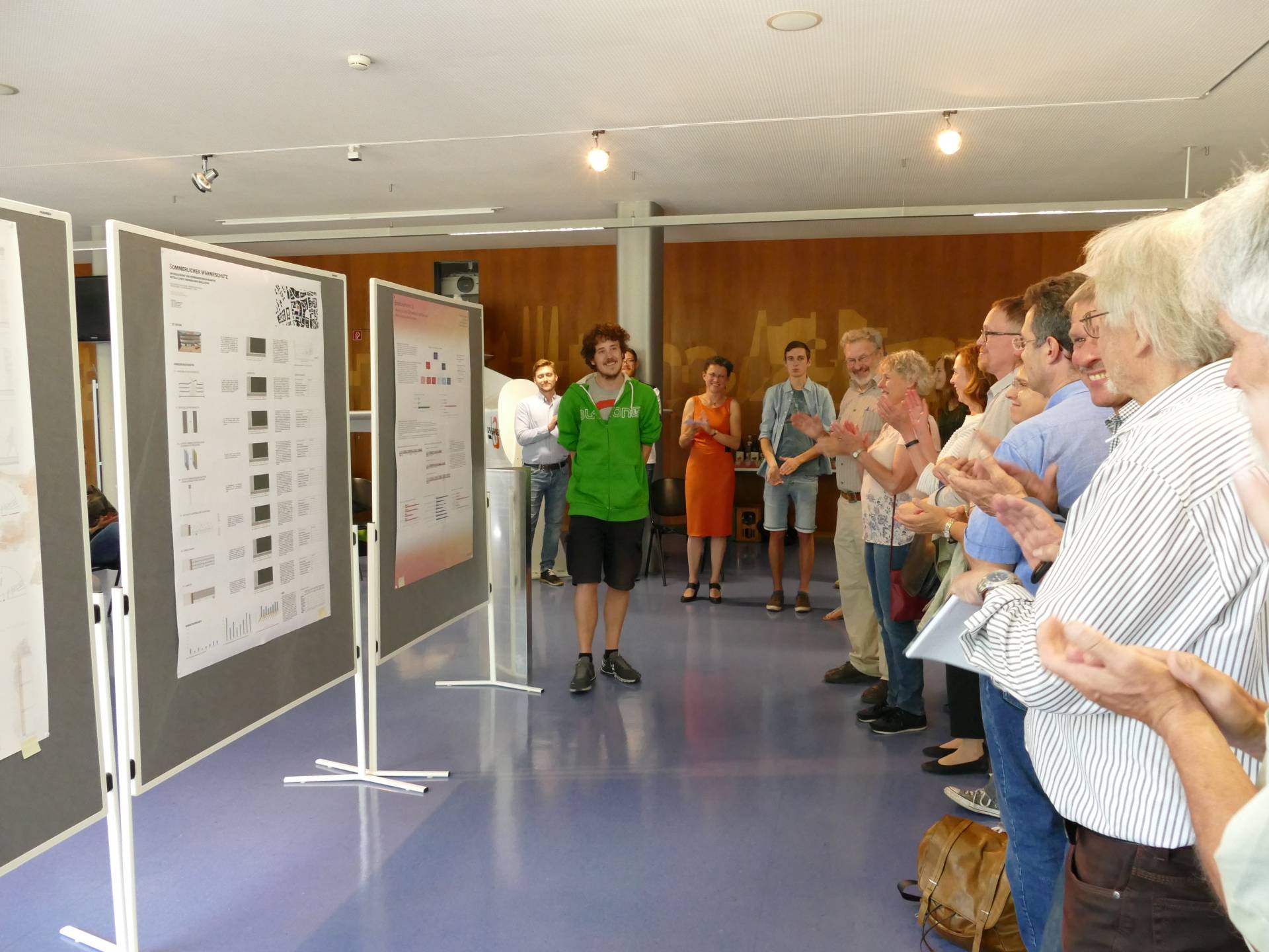 Zwischen-Applaus. Zwischen-Applaus.