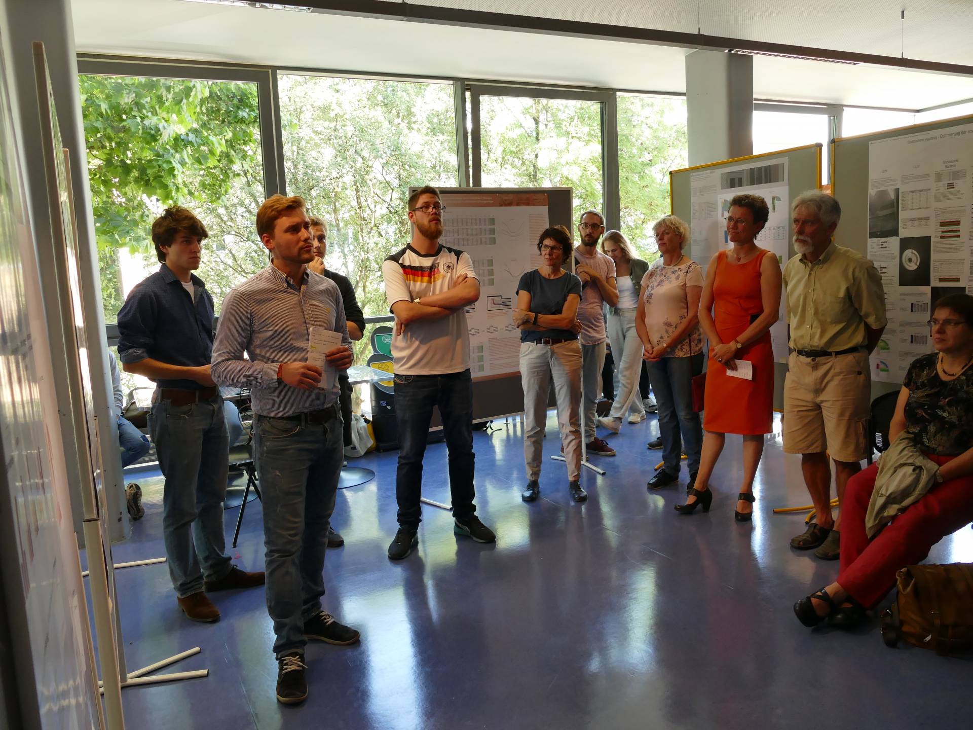 In der Diskussion wurden Fragen beantwortet. In der Diskussion wurden Fragen beantwortet.