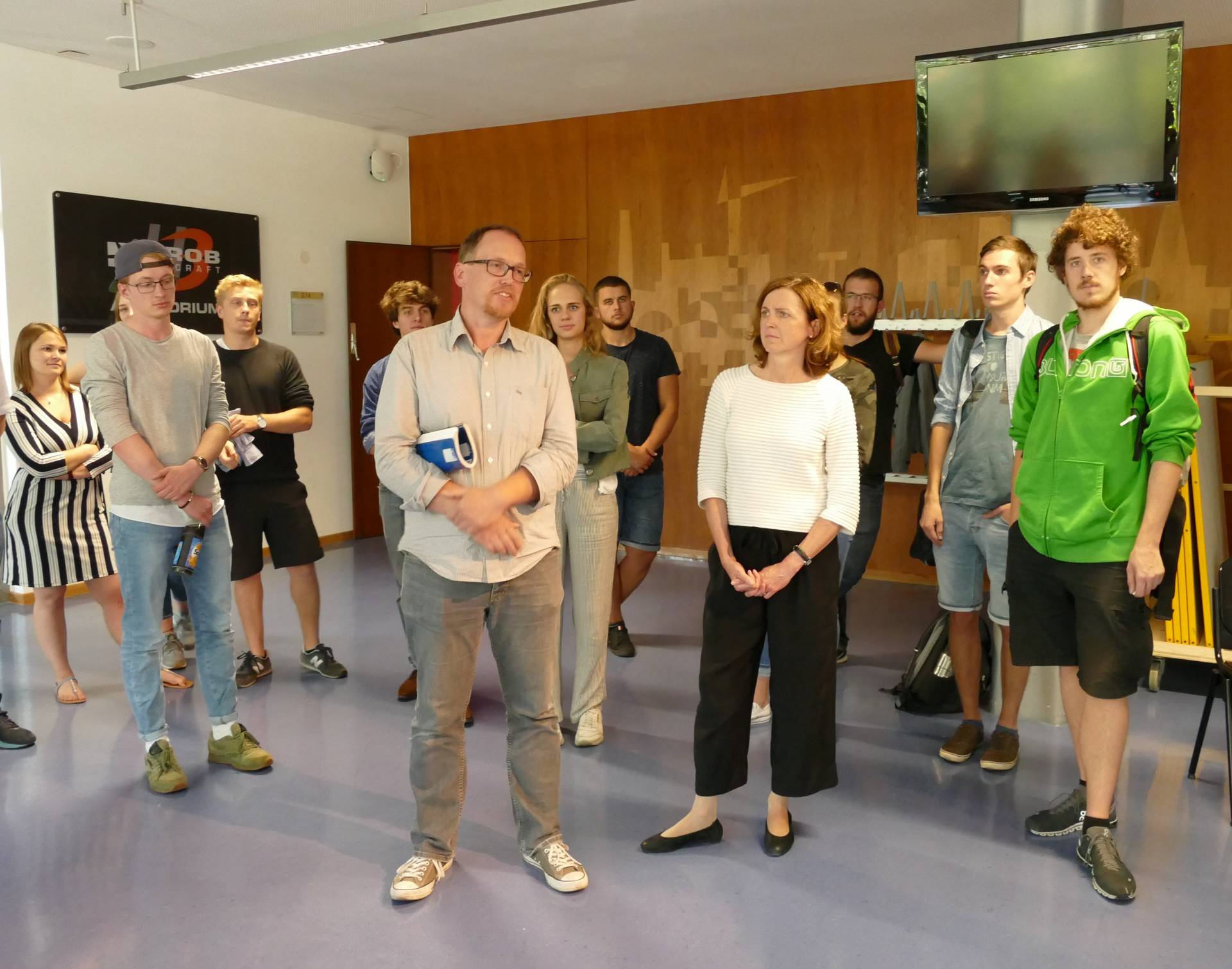 Die Vertreter der Stadtbücherei Augsburg bedanken sich für die prima Zusammenarbeit. Die Vertreter der Stadtbücherei Augsburg bedanken sich für die prima Zusammenarbeit.