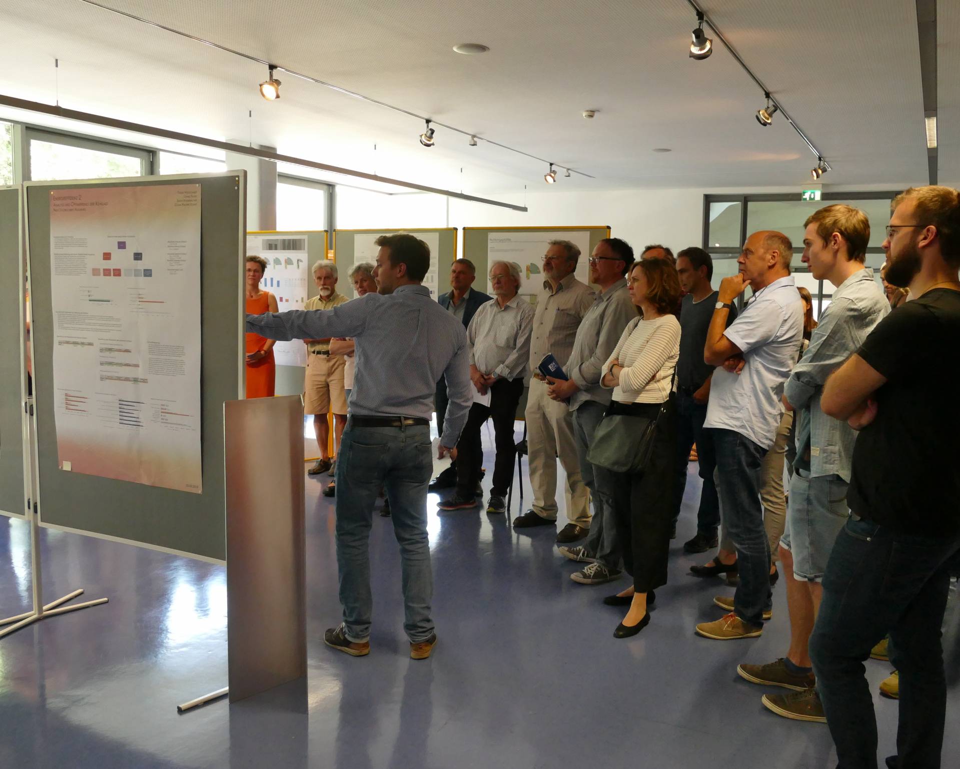 Prof. Dr.-Ing. Runa T. Hellwig von der Fakultät für Architektur und Bauwesen erläutert das Projekt "Stadtbücherei" des Bachelorstudiengangs Energieeffizientes Planen und Bauen. 