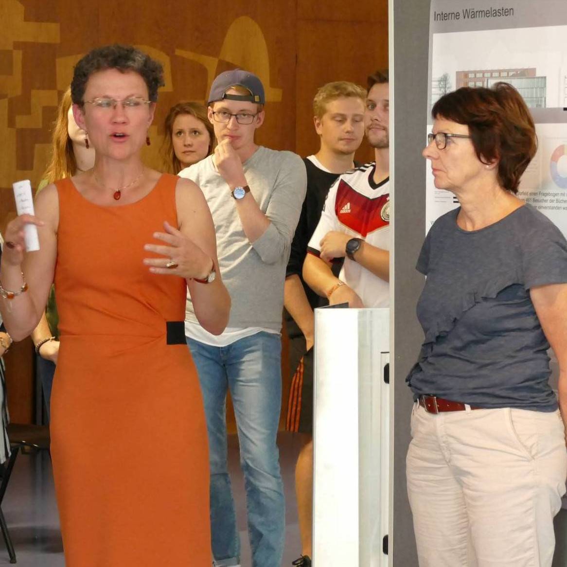 Prof. Dr.-Ing. Runa T. Hellwig von der Fakultät für Architektur und Bauwesen erläutert das Projekt "Stadtbücherei" des Bachelorstudiengangs Energieeffizientes Planen und Bauen. 