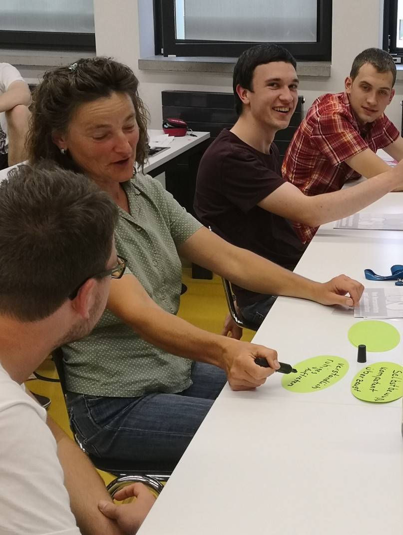 Gruppenarbeit zum Training. Foto: Landesarbeitsgemeinschaft Erste Hilfe in Bayern