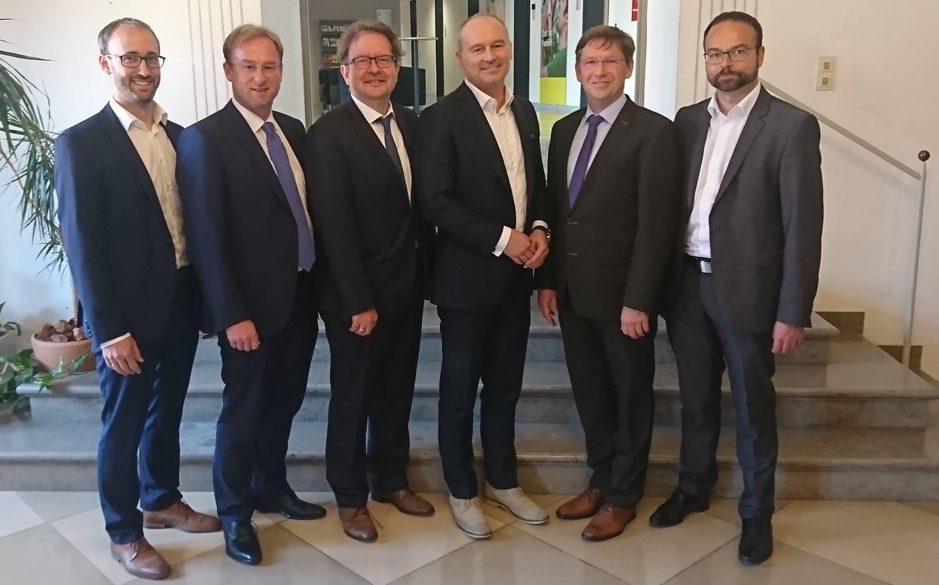 Stellten die Pläne für ein Technologietransferzentrum in Donauwörth vor (v.l.): Prof. Dr. Dominik Merli, Wolfgang Fackler, Armin Neudert, Prof. Dr. Gordon Thomas Rohrmair, Stefan Rößle und Prof. Dr. Björn Häckel. 