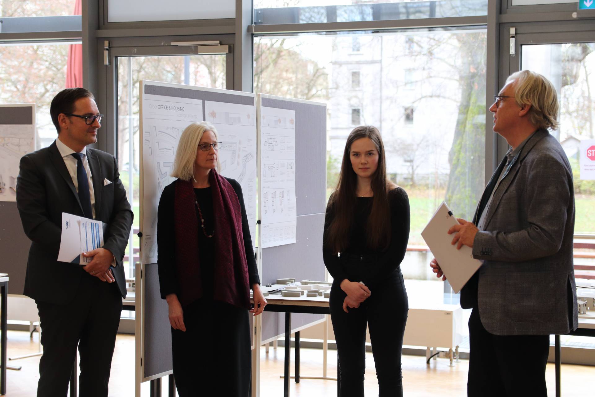 Den mit 1.000 Euro dotierten WBG-Preis 2018 erhielt in diesem Jahr Johanna Klimesch mit ihrer Bachelorarbeit im Studiengang Energieeffizientes Planen und Bauen zum Thema „Cyber Office and Housing – Arbeiten und Wohnen innerhalb eines zu entwickelnden nachhaltigen Stadtquartiers“. Den mit 1.000 Euro dotierten WBG-Preis 2018 erhielt in diesem Jahr Johanna Klimesch mit ihrer Bachelorarbeit im Studiengang Energieeffizientes Planen und Bauen zum Thema „Cyber Office and Housing – Arbeiten und Wohnen innerhalb eines zu entwickelnden nachhaltigen Stadtquartiers“.